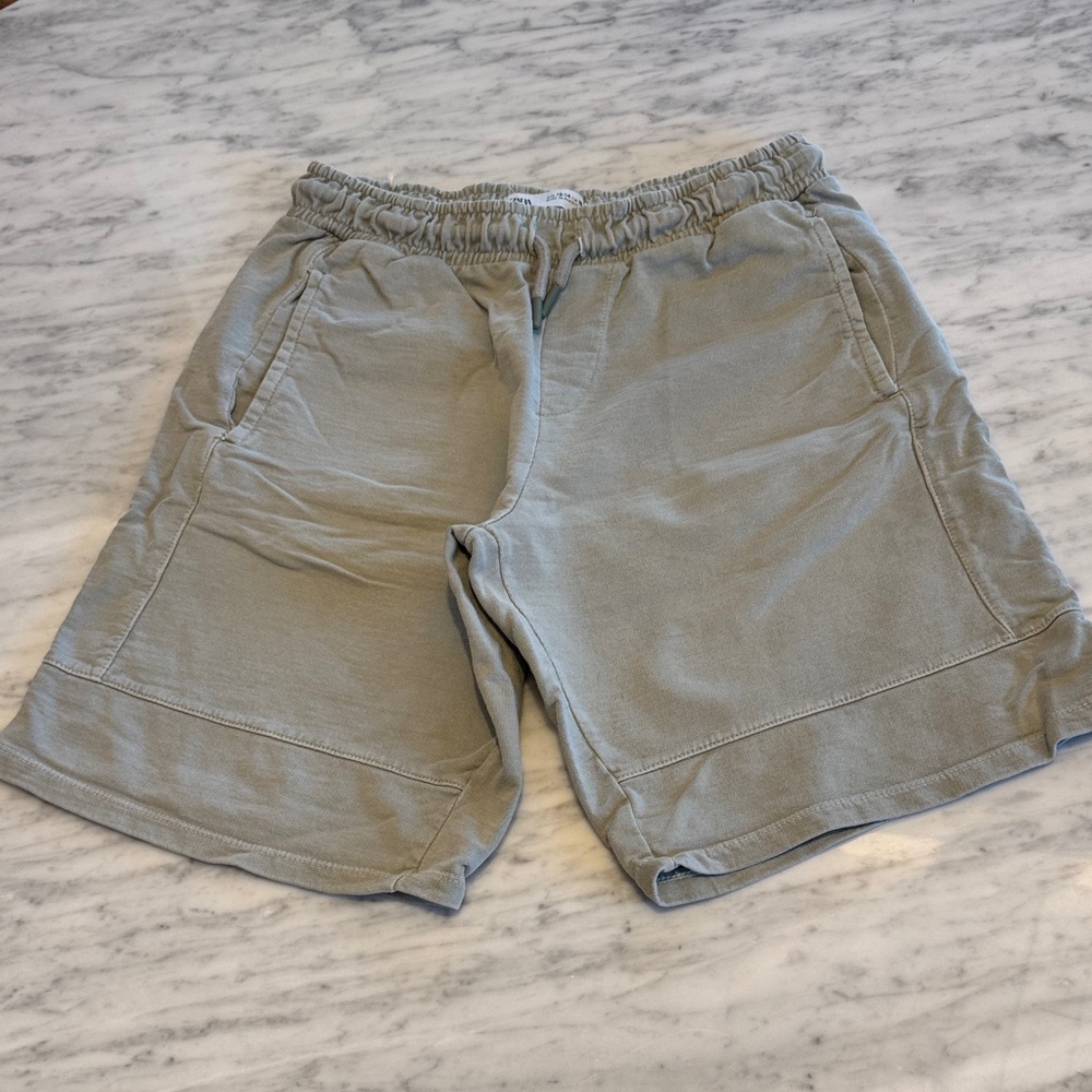 Zara Boys Casual Elastic-Waist Shorts in Sage. Size 13-14